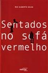 Sentados No Sofa Vermelho